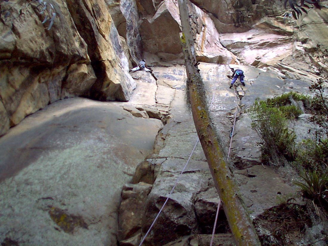 Escaladores en las placas de arenisca de las Rocas de Suesca