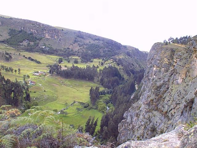 Vista desde lo alto de la pared hacia el valle