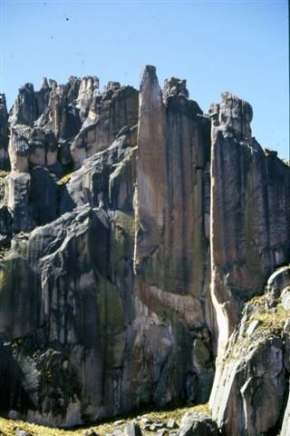 Las torres de roca de la alta montaña