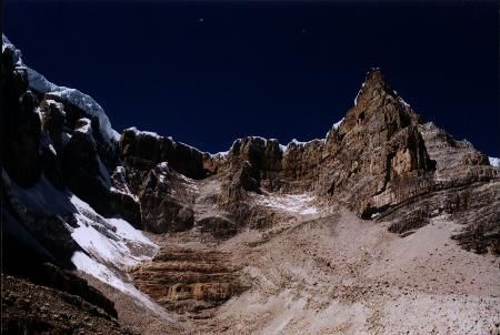 Picos nevados al anochecer