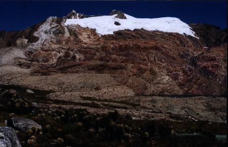 Roca y nieve en la alta montaña