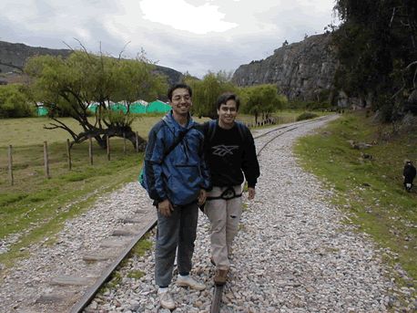 Dos escaladores sobre la carrilera del tren en Suesca, el camino de acceso a las Rocas