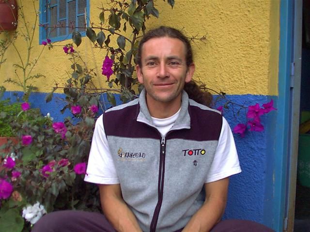Retrato en el pueblo, pared de colores